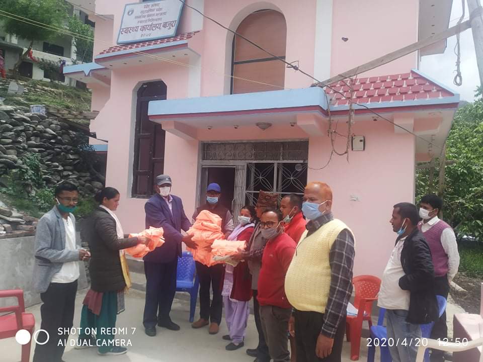 नेपाली काँग्रेस बाजुराले गर्याे संकटकाे समयमा स्वास्थ्यकर्मीलाई सहयाेग