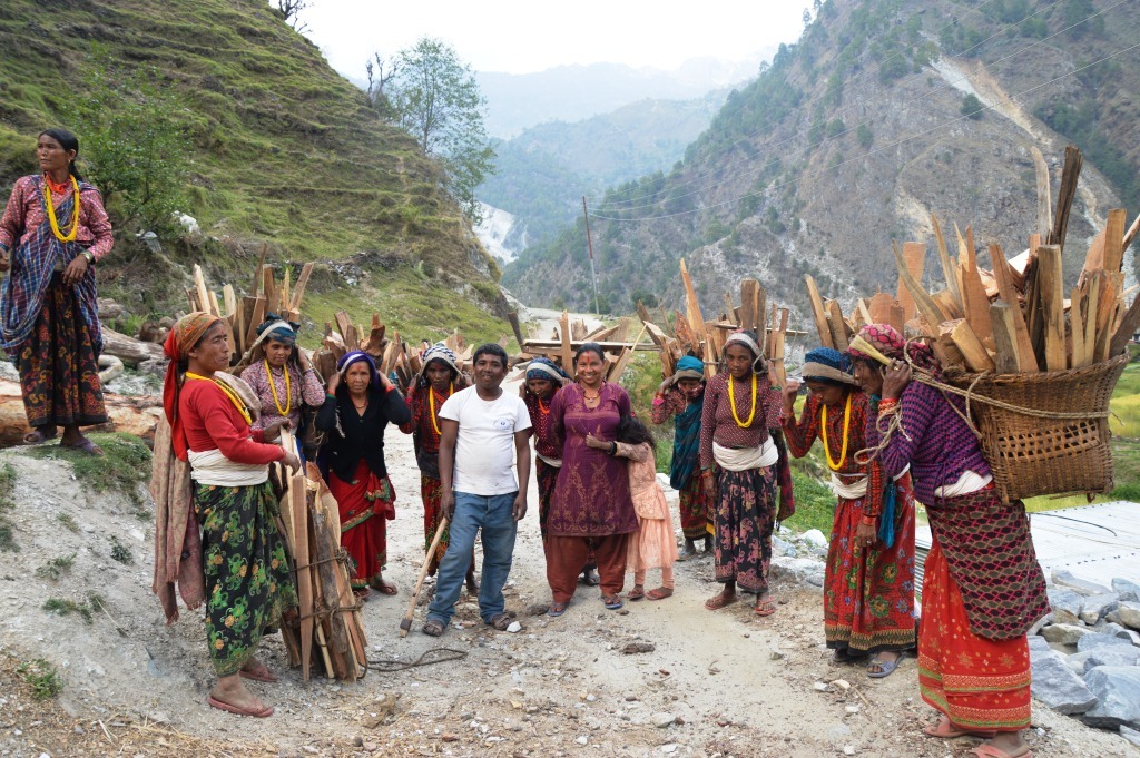 बडीमालिका ९ का एकल महिलालाई दाउरा सहयोग