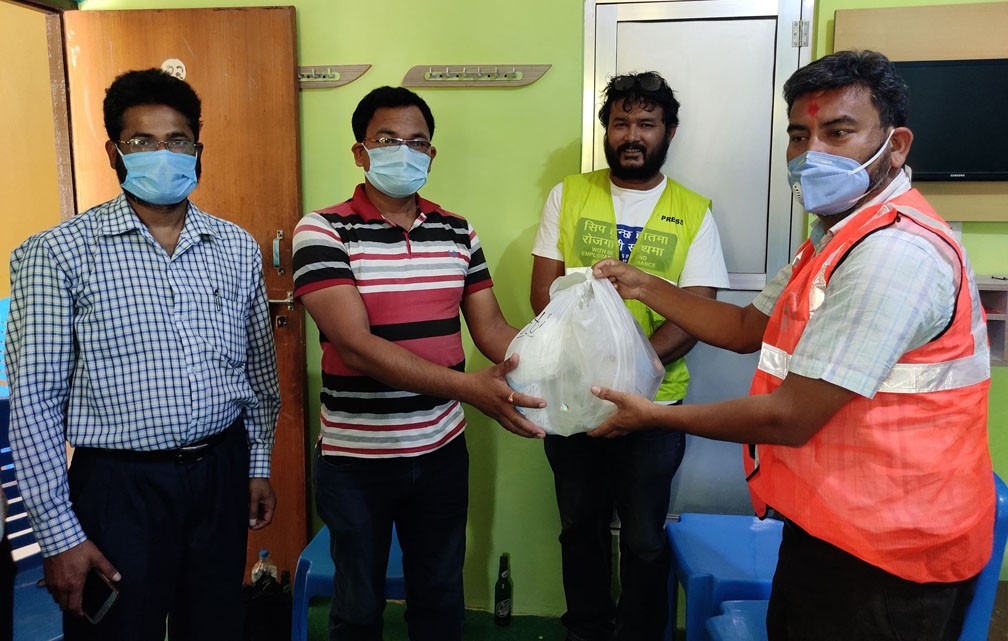 प्रदेश समितिद्वारा सातवटै जिल्लाका पत्रकारलाई स्वास्थ्य सामाग्री प्रदान