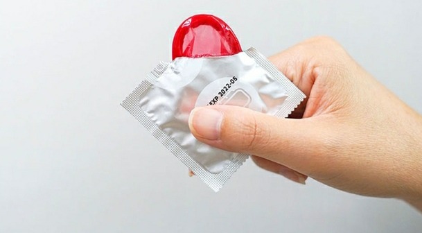 क्वारेन्टाइन बसेर घर जाने प्रवासीलाई सित्तैमा कण्डम !