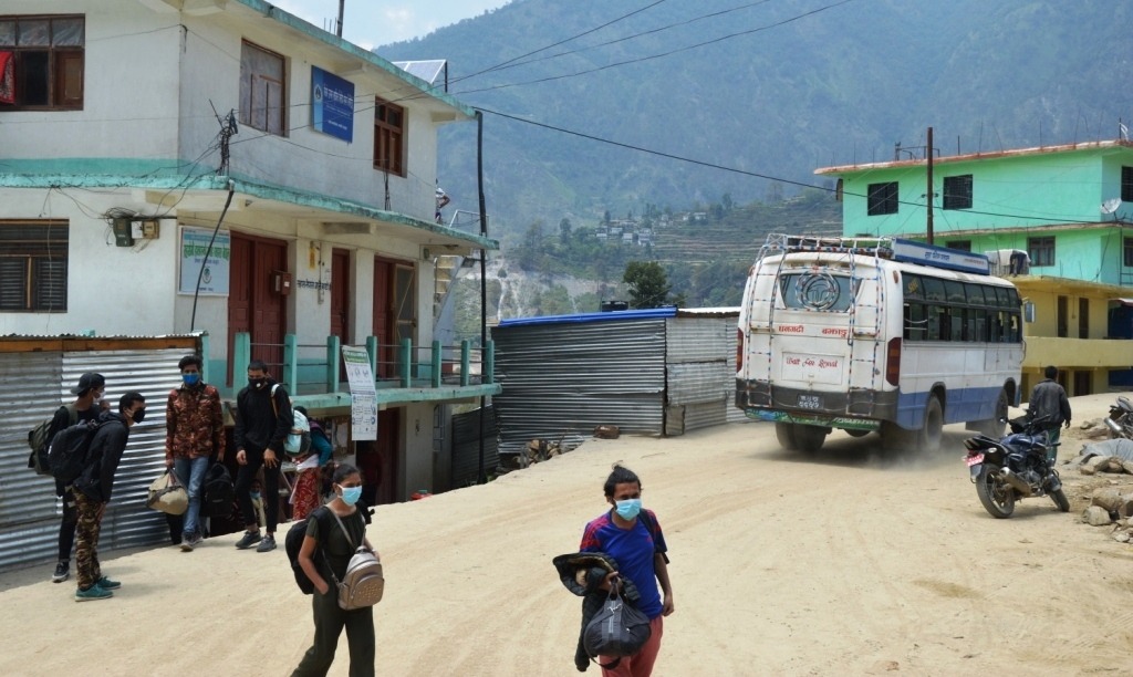 बाजुरामा एकैदिन भित्रिए ६३८ जना, बाहिरबाट आउने क्रम जारी