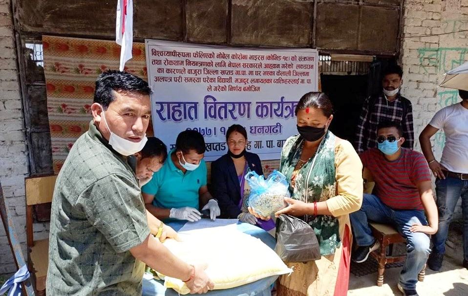 खप्तड छेडेदहले बाँड्यो धनगढीमा अलपत्र परेकालाई राहत