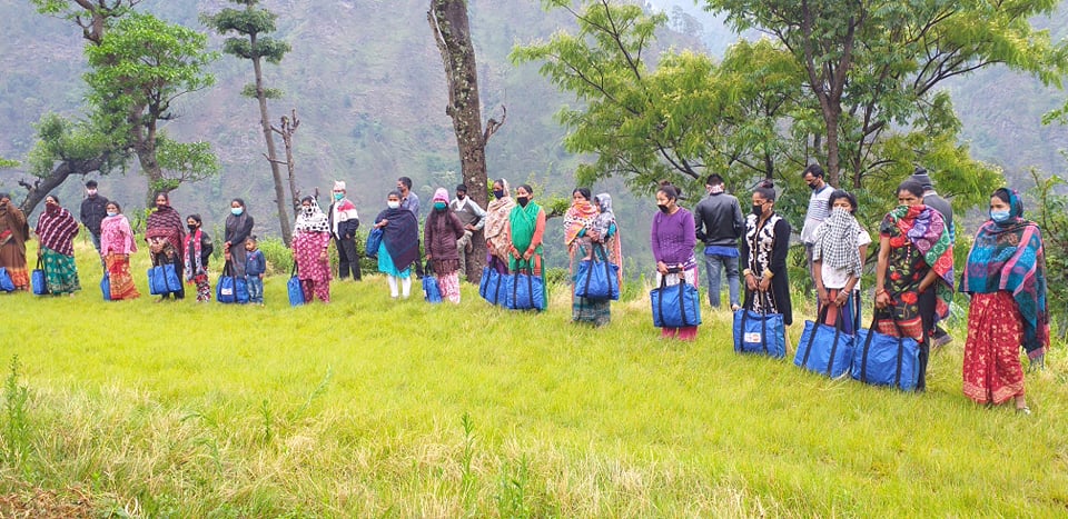 बाजुराका क्यारेन्टाइनमा रहेका महिलालाई मर्यादा सामाग्री सहयोग
