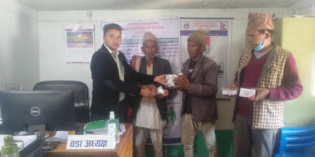 दिर्घरोगीहरुलाई वडाले बाँड्यो निःशुल्क औषधी