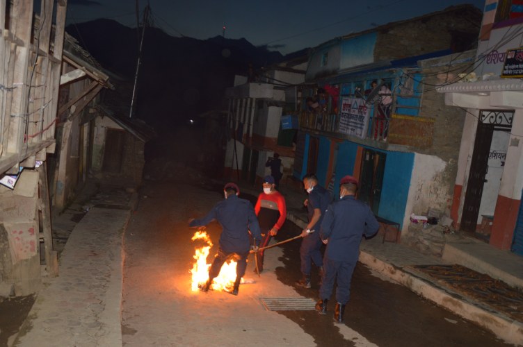 बाजुरामा नेविसंघले जलायो प्रधानमन्त्री ओलीको पुत्ला(तस्वीरसहित)