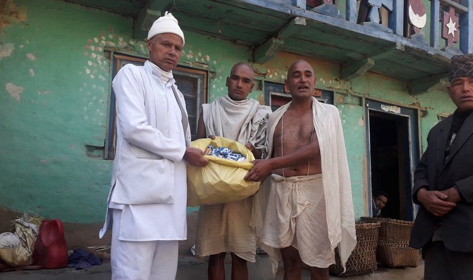 स्वः मन्दरीदेवीकोे १३ औं दिनको पूण्यतिथीमा सावुन सहयोग