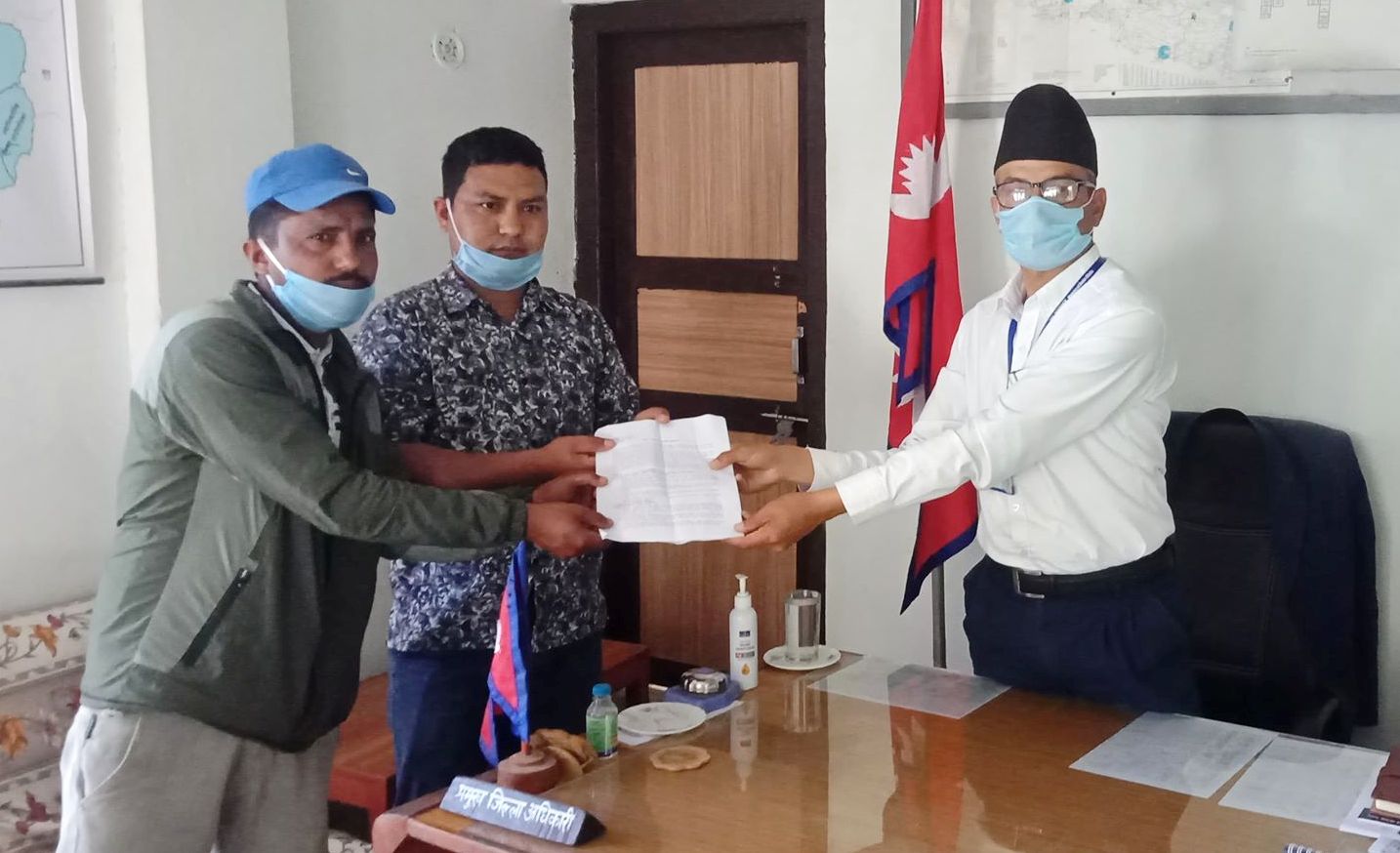 कर्मचारीले काँग्रेसको राजनीति गरेकोमा युवा-विद्यार्थीको आपत्ति