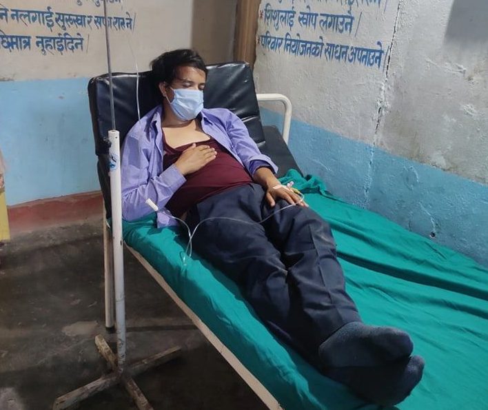 जव महिलाको आरडीटी रिपोर्ट पोजेटिभ आयाे, अनि स्वास्थ्यकर्मीले ढुङ्गा हनाइ पायाे