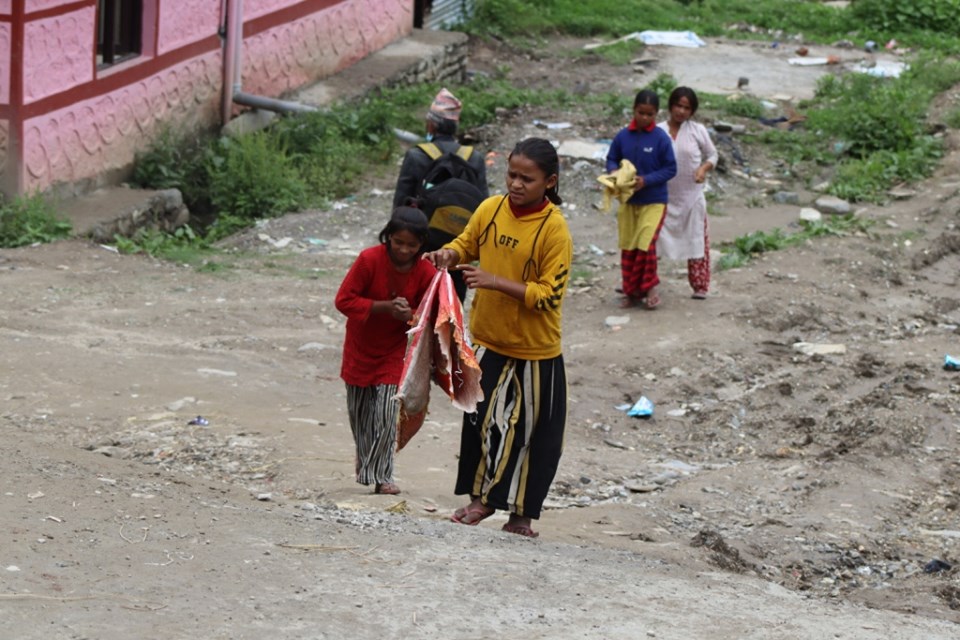 कृष्यियनहरूकाे चर्च बनाउन बालबालिका प्रयोग