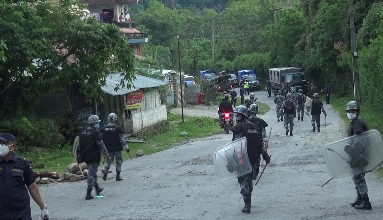 जनप्रतिनिधिले बाटो छेके, प्रहरीले लाठी हान्यो