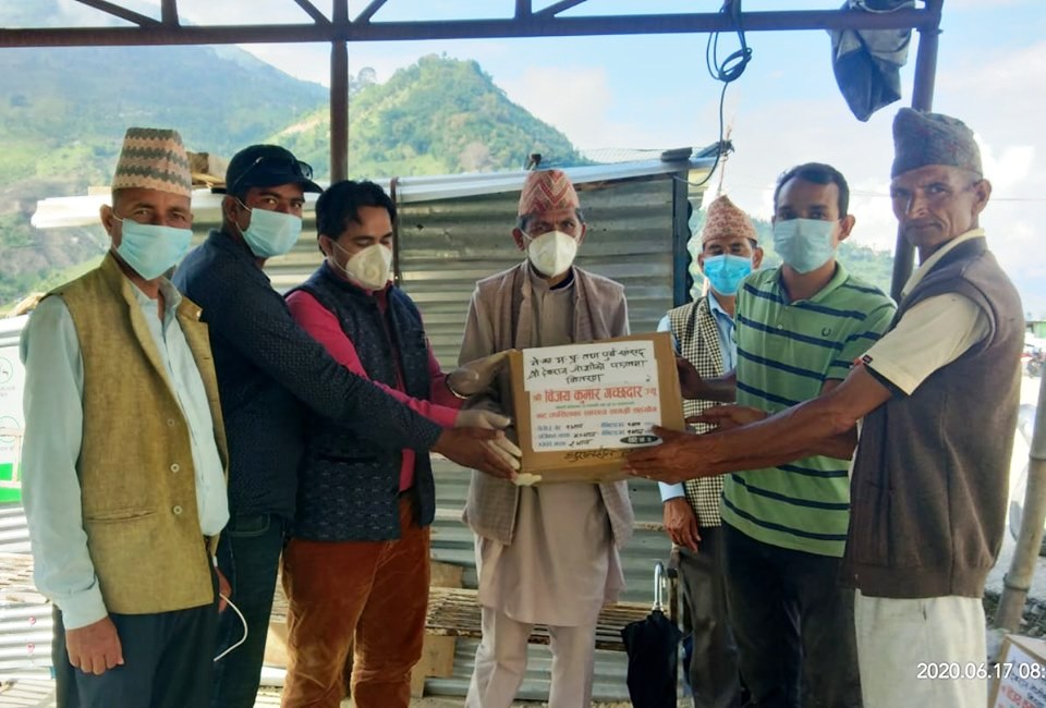 पूर्व सभाषद जोशीद्धारा स्वास्थ्य सामाग्री सहयोग