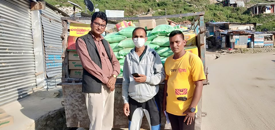 दलित अधिकारकर्मीको पहलमा मुक्त हलियालाई खाद्यन्न वितरण गरिदै