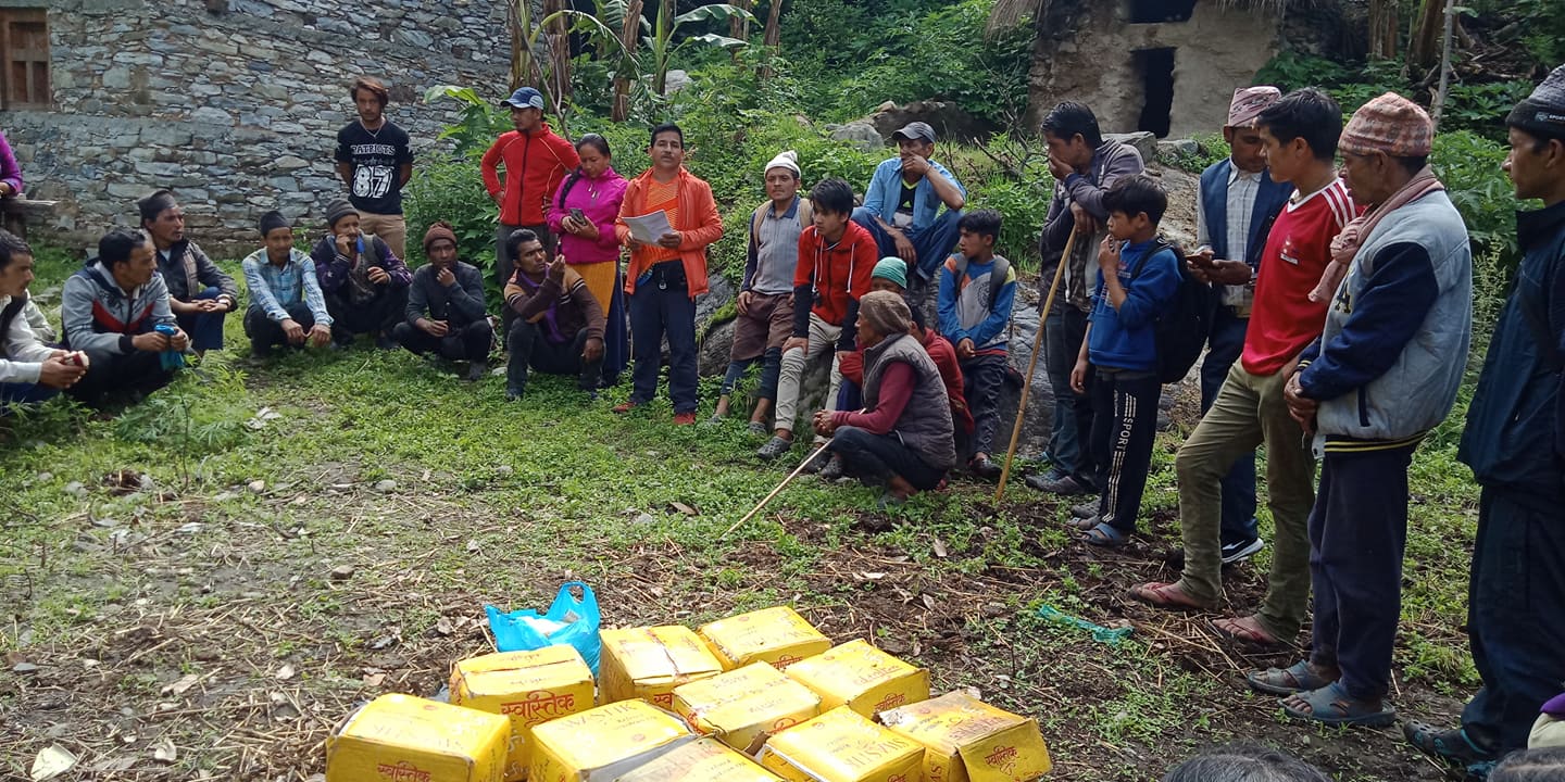 गाैमुलका अध्यक्ष रोकायाको पहलमा  ४४ परिवारलाई खाद्यन्न सहयोग