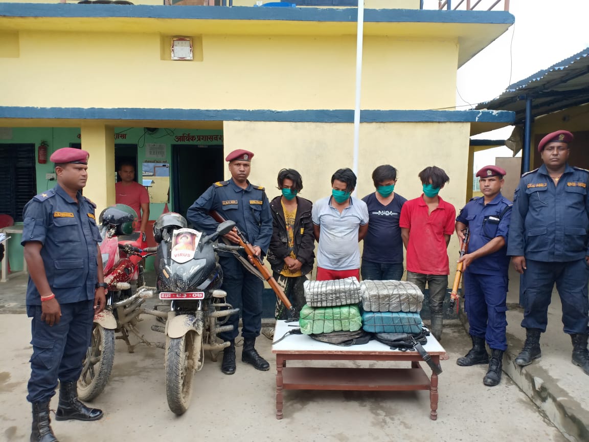 रौतहटमा २० किलो गाँजासहित ४ जना पक्राउ