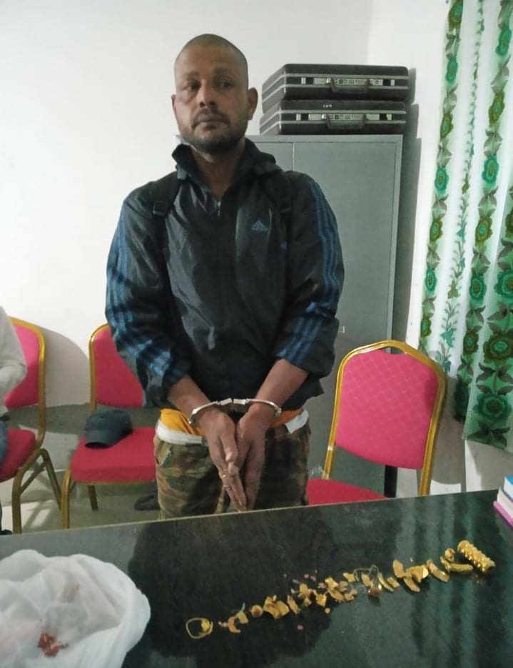 अाठ ताेला सुनसहित एकजना बाजुरामा पक्राउ