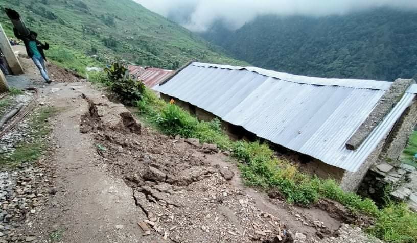 बिद्यालयमा बाढी पस्दा लाखौंको क्षती