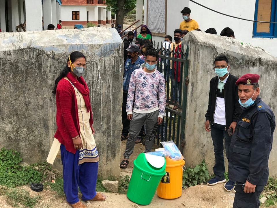 जन्मदिनको अवसरमा थापाले गरे क्वारेन्टाईमा मास्क वितरण