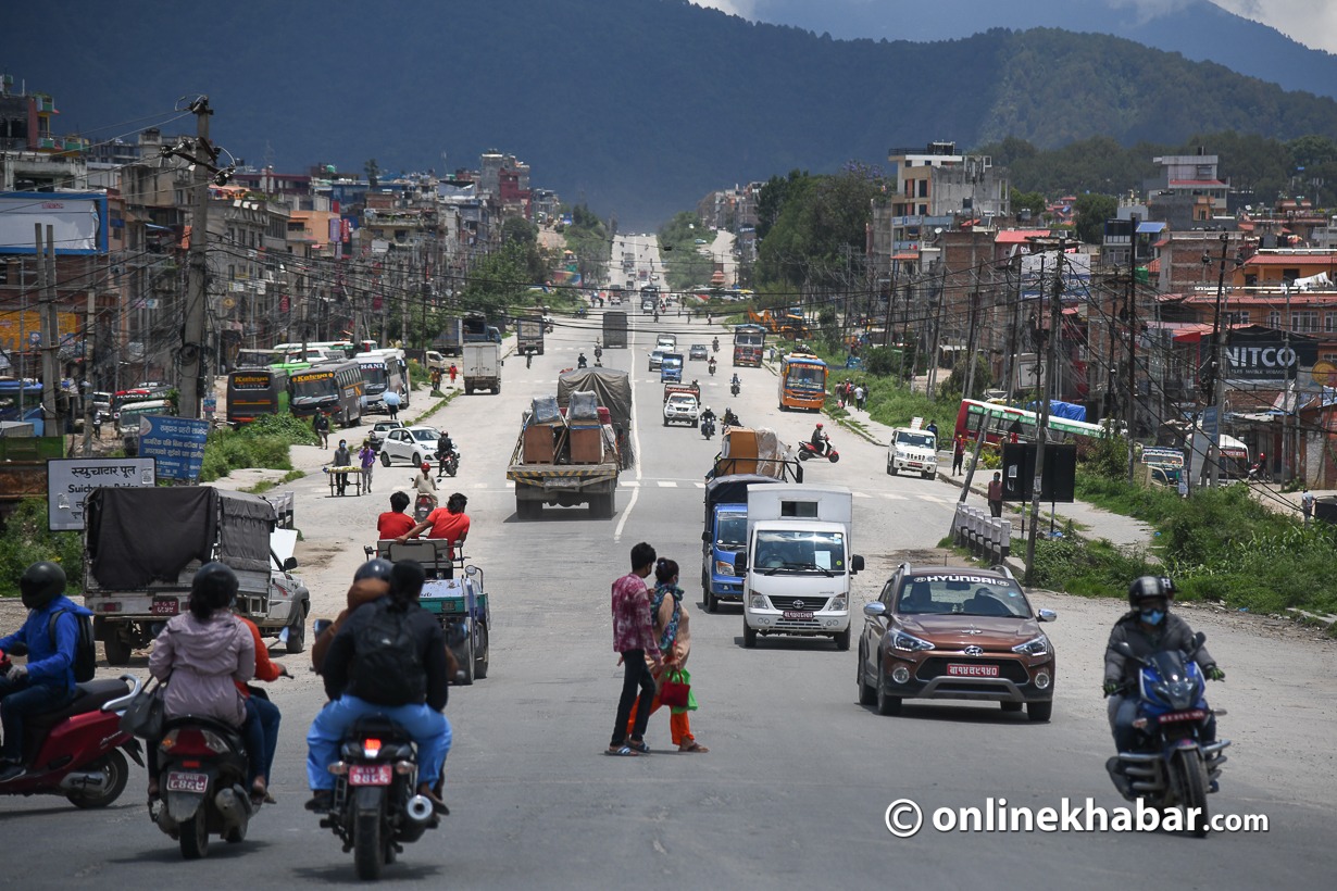 काठमाडौंमा घरबाहिर निस्किए मानिस, चल्न थाले गाडी