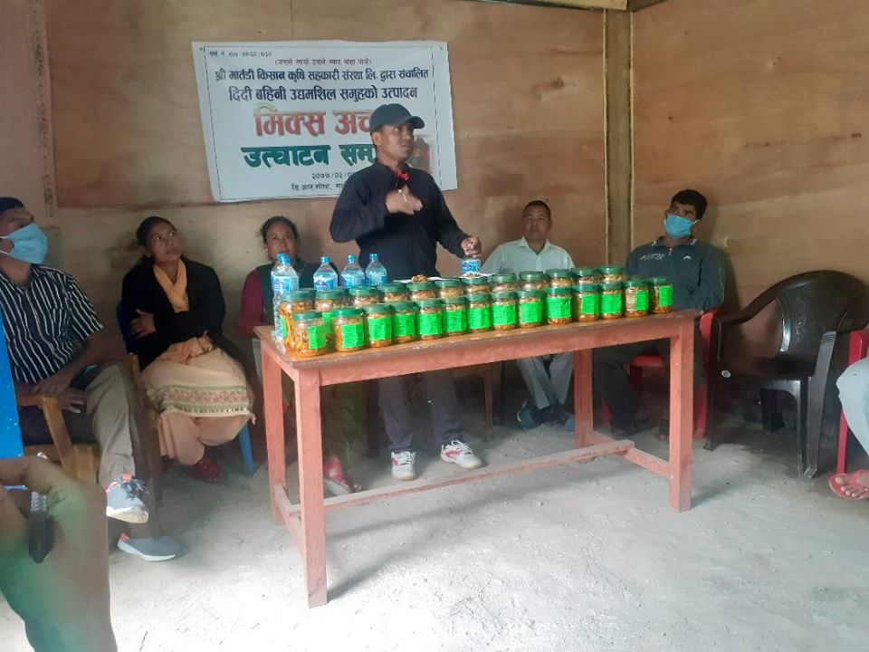 महिलाको सहकार्यमा मिक्स अचार बनायो