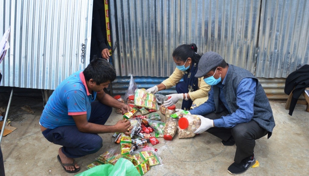 मार्तडी बजारको अनुगमन, म्याद गुज्रेका सामान बरामद गरी नष्ट