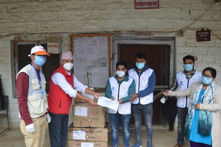 स्वास्थ्य कार्यालय र अस्पताललार्ई स्वास्थ्य सामाग्री हस्तान्त्रण