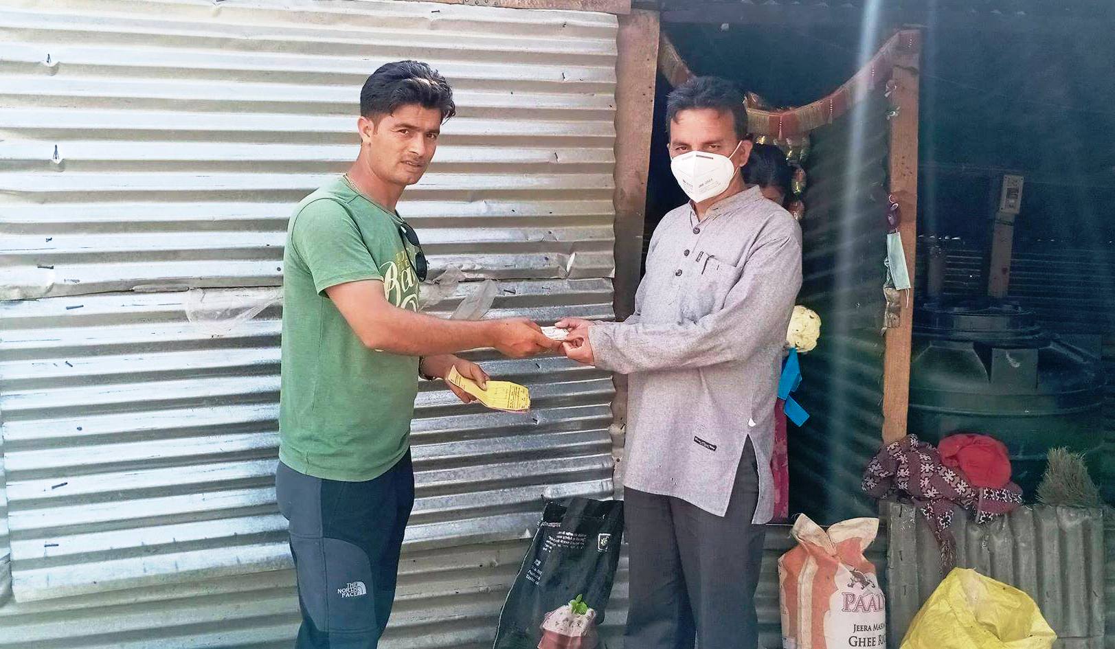 बाजुराका कोरोना संक्रमितलाई खाद्यन्न सहयोग