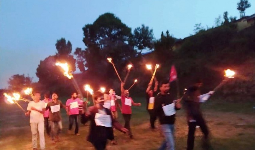 अजयमेरुमा सरकार विरुद्ध प्रदर्शनसहित सरिता गिरीको पुत्ला दहन