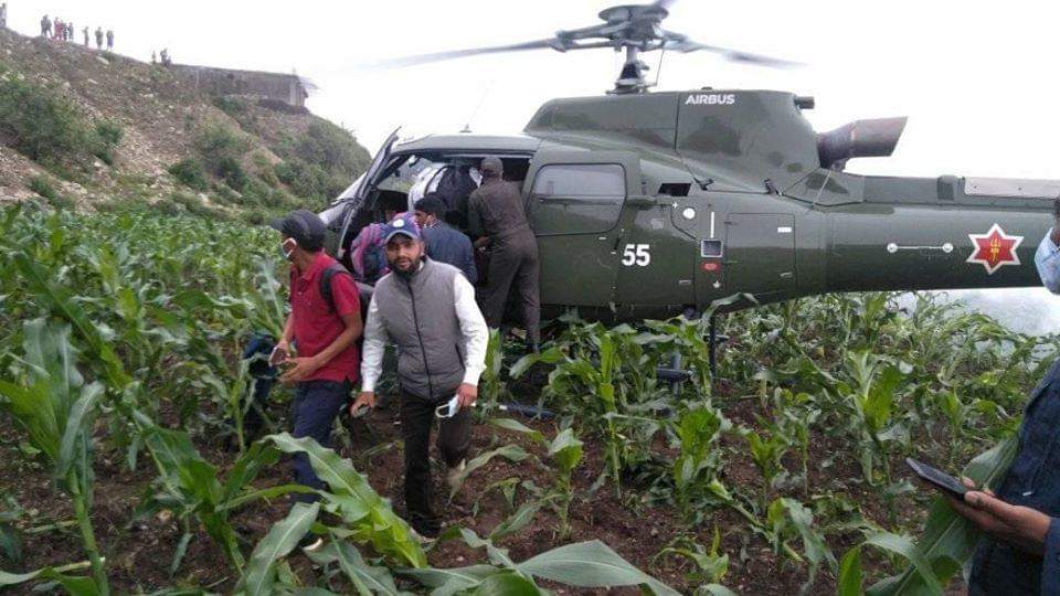 तुर्माखाँद गाउँपालिकाका अध्यक्षको पहलमा सुत्केरी महिलाको हेलिकप्टर मार्फत उद्वार