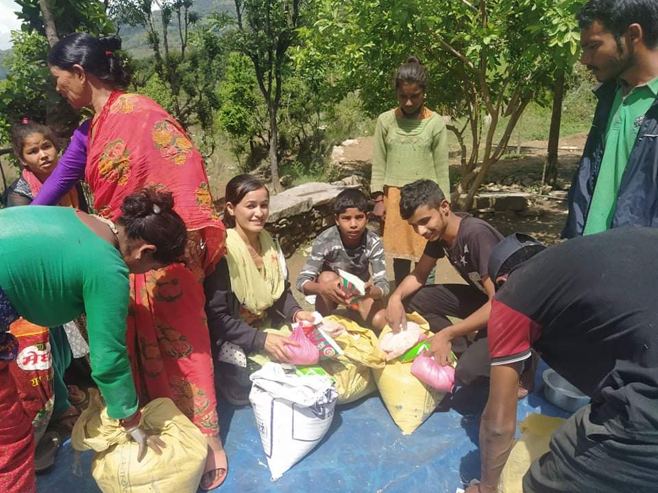 साहित्यकार शाहीकाे पहलमा बुढिगङ्गाका १४ परिवारलाई राहत