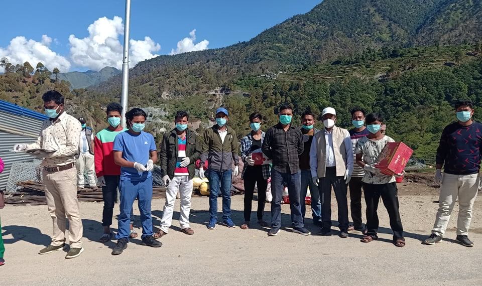 बाहिरबाट आएकालाई सहयोग गर्न युवा र विद्यार्थी पुगे बसपार्क