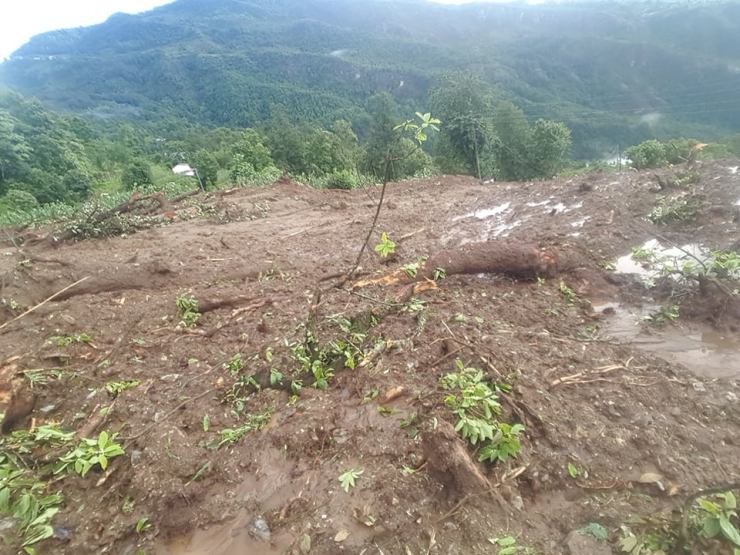 पहिरोको उच्च जोखिम बढेपछि २ घरलाई अन्यत्र सारियो