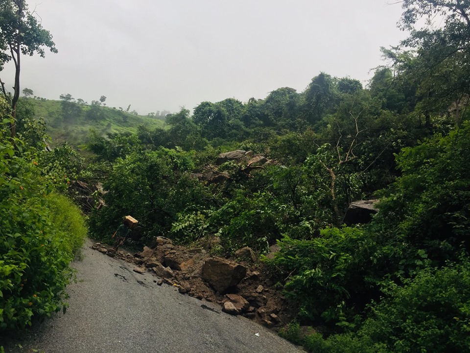 साँफे–मार्तडी सडकको बार्जुगाडमा पहिरो