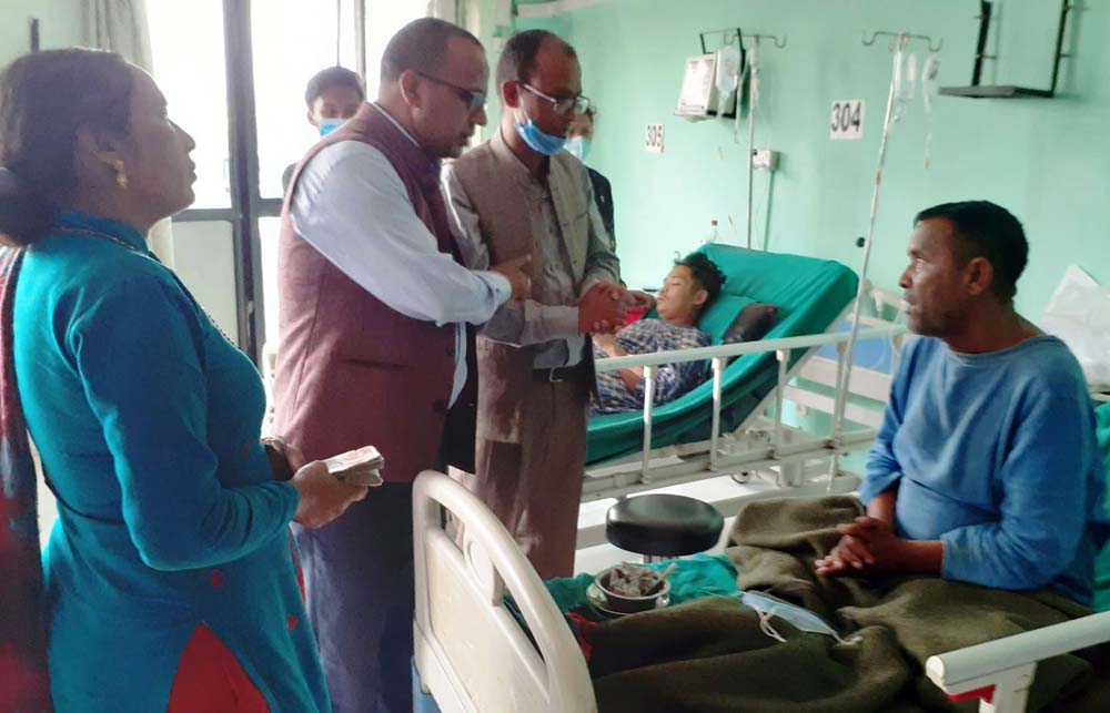 विरामी दमाईलाई देश विदेशबाट जुटेकाे सहयोग नेता पाण्डेद्धारा हस्तान्तरण