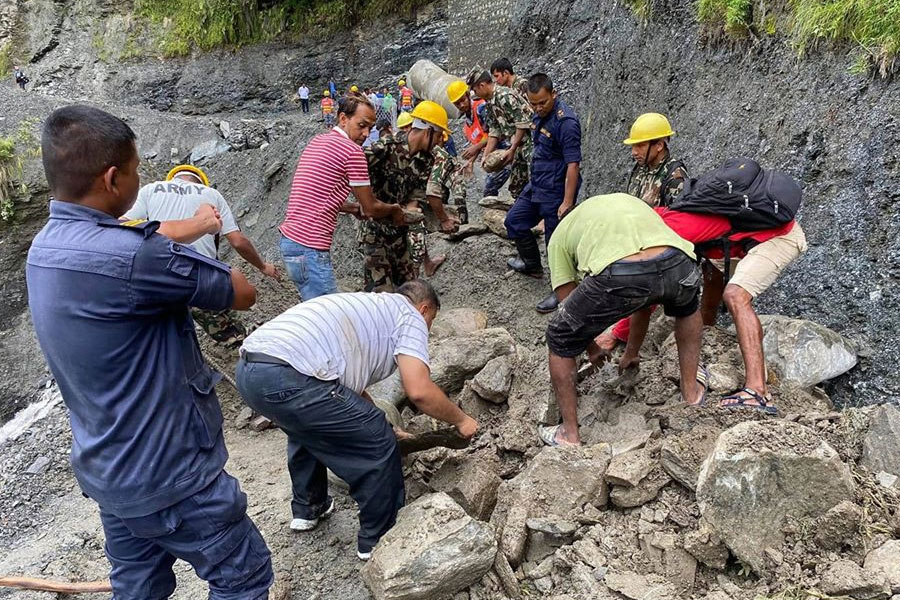 सेना–प्रहरीसँगै श्रम गर्न खटिए सीडीओ ढकाल