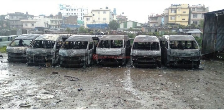 काठमाडौँको ग्यारेजमा राखेको ८ वटा माइक्रोबस जल्यो