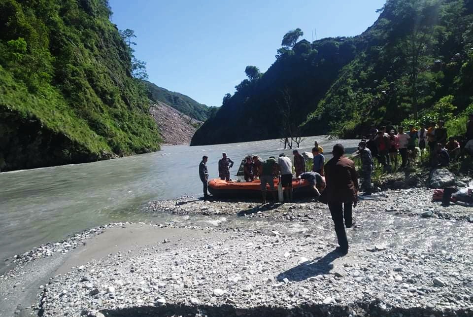बुढीगंगा नदिमा बेपत्ता भएका थापाको खोजी गर्न गोताखोरको टोली बाजुरामा, खाेजी कार्य जारी