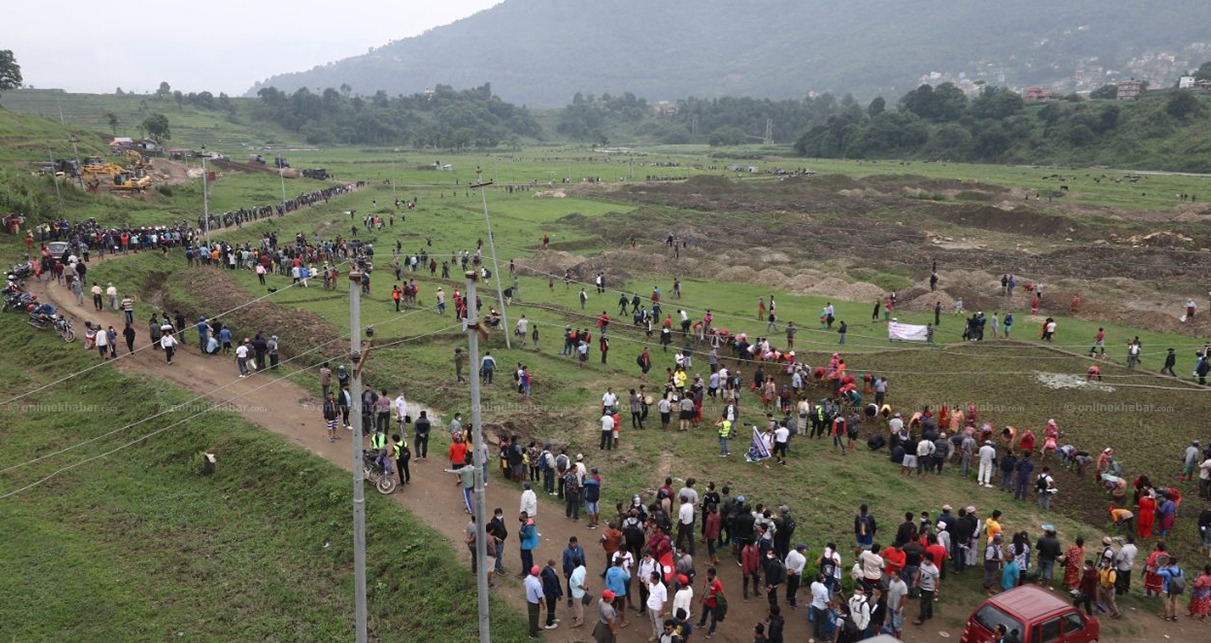 खोकनाको ‘रोपाइँ’मा प्रहरी र स्थानीयबासीबीच झडप