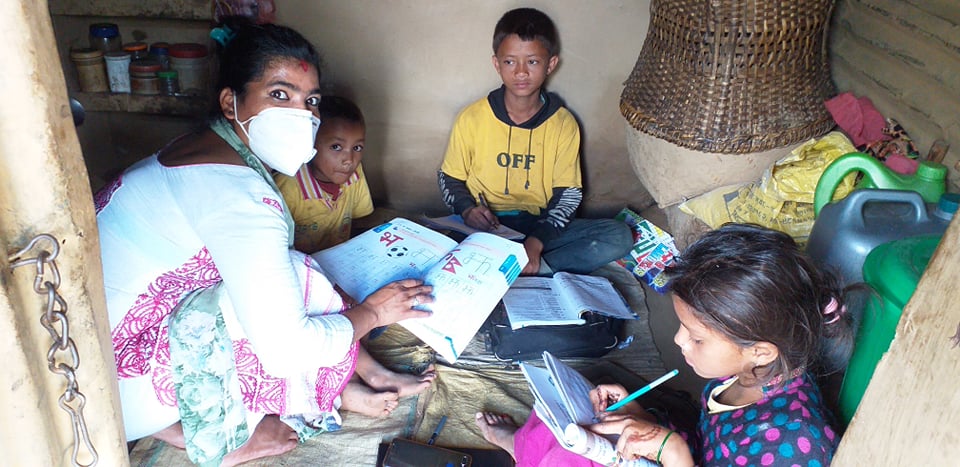 विद्यार्थीलाई पढाउन मालिकाले पठायो घर-घरमै शिक्षक