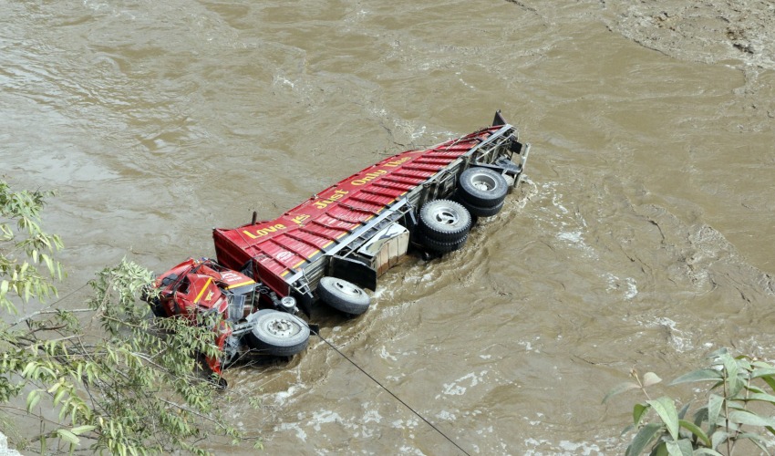 त्रिशूलीमा खस्यो मालबाहक कन्टेनर