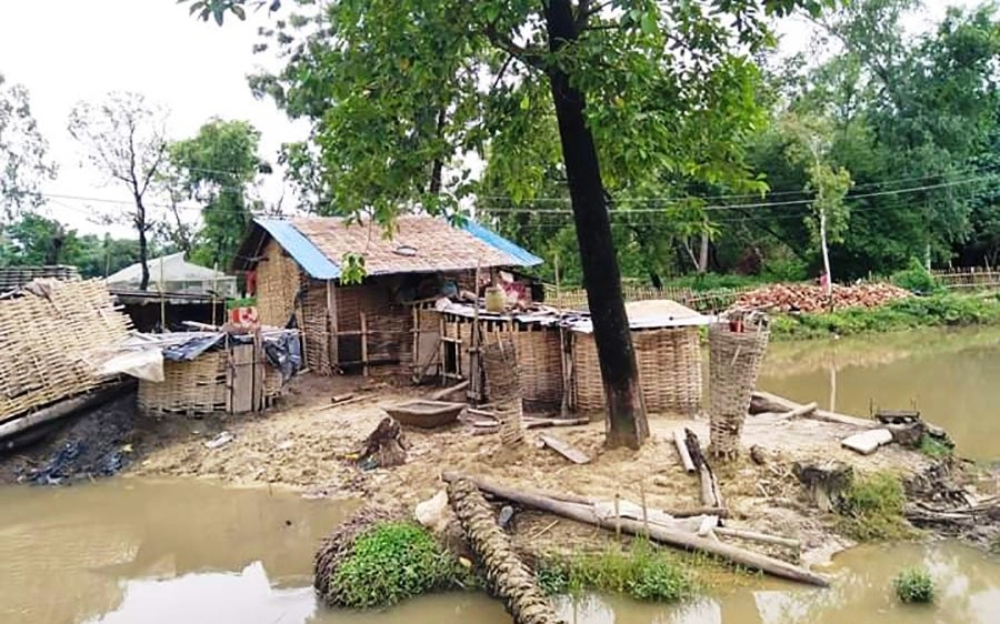 पक्की घरको सपना देखेका डोम परिवार कच्ची घर भत्काएर वर्षासँग जुझ्दै