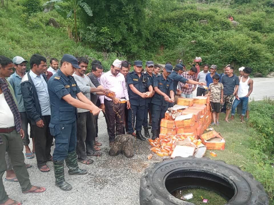 बाजुरामा अबैध ६२ पेटी मदिरा बरामद गरि नष्ट