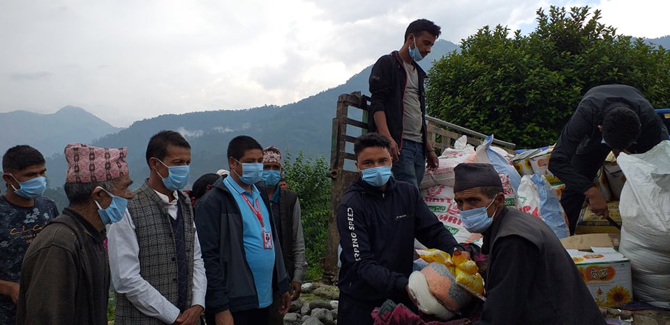 आईएनएफ बाजुराले बाँड्यो विपन्न परिवारलाई खाद्यन्न