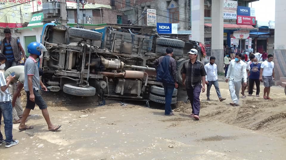 धनगढीमा मिनी ट्रक दुर्घटना