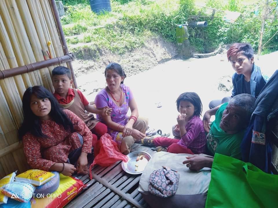 नरजीत शाहीको लागि खाद्यन्न र उपचार खर्च जुटाउँदै मनोज सिंह