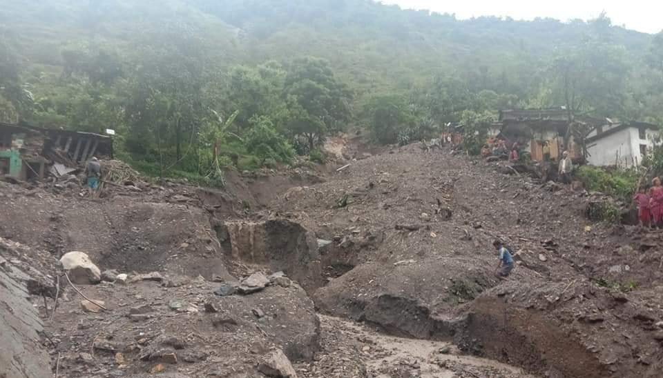 उद्धारमा हिँडेको सेनाको गाडी दुर्घटना, ३ जना घाइते