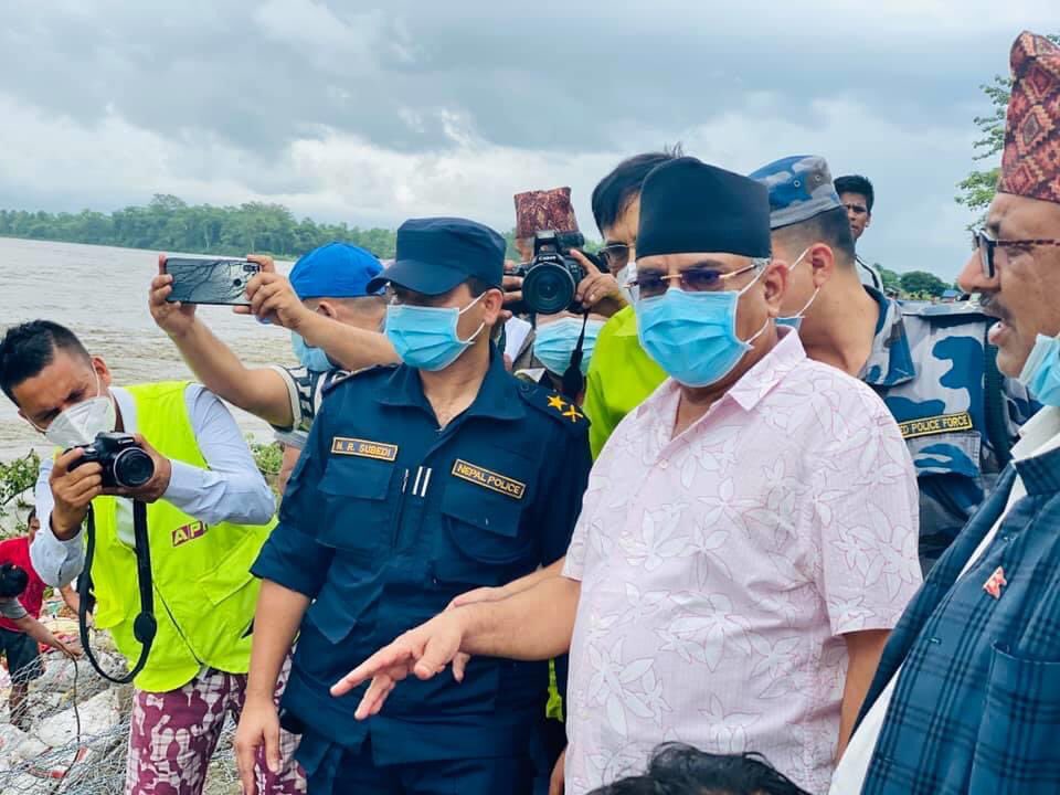 बाढीले पुर्‍याएको क्षति अवलोकन गर्न चितवन पुगे प्रचण्ड