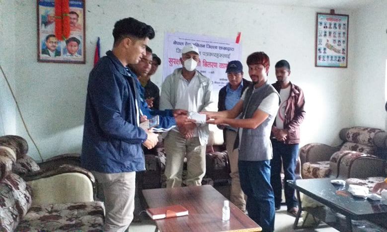 प्रेस युनियन बाजुराले बाँड्यो पत्रकारलाई सुरक्षा सामाग्री