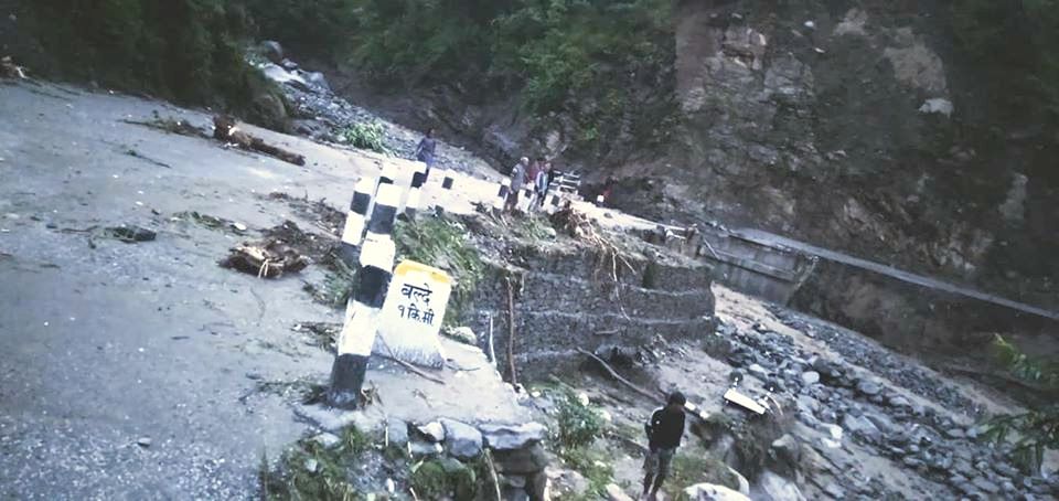 ताँप्री सेराको पक्की पुल बगायो, आवागमन रोकियो