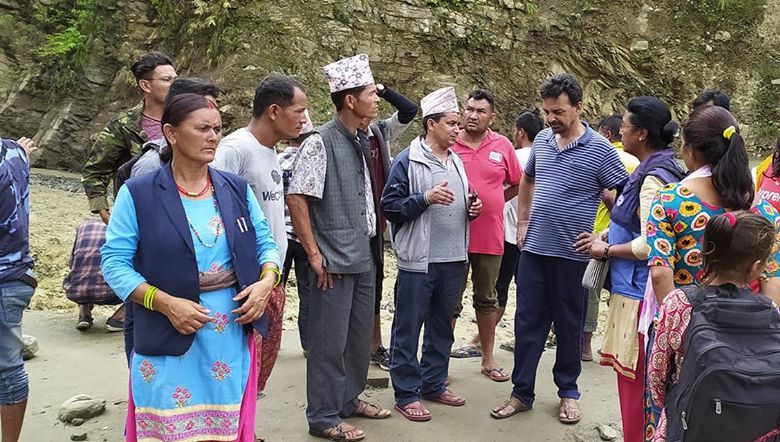 नगरप्रमुख शाह सहितको टोलि बाढि पहिरो प्रभाबित क्षेत्रमा