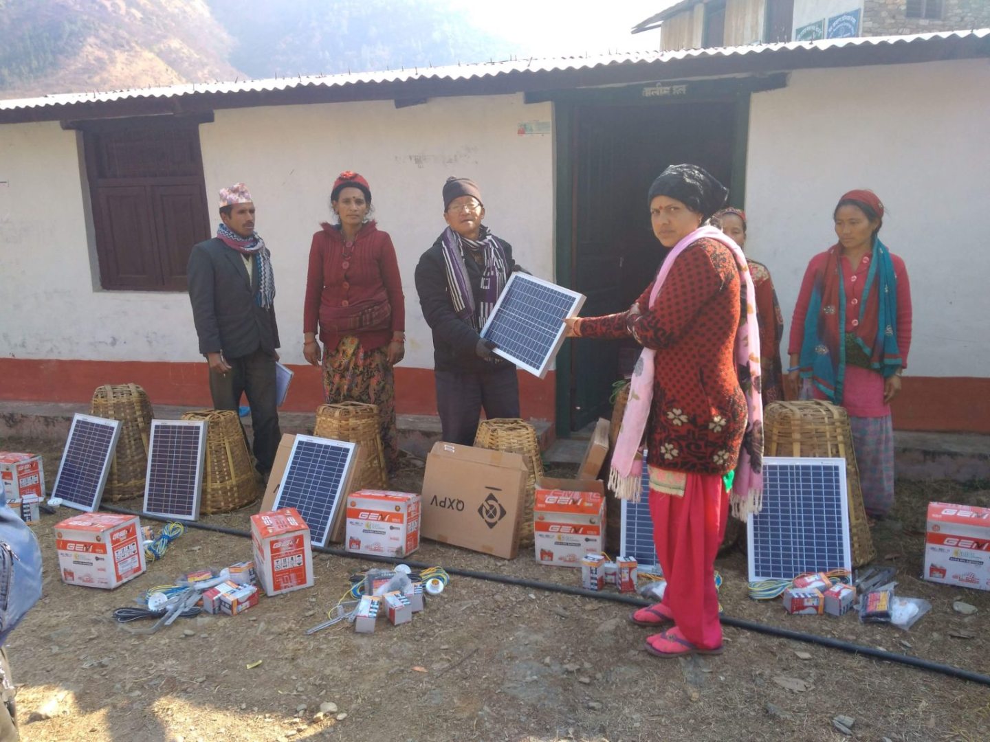 जाजरकोटका एकल महिलालाई सोलार वितरण